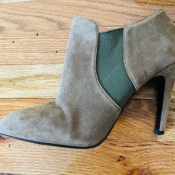 Via Spiga taupe suede ankle bootie with green fabric detail. 4.5 “ heel. Size 8. - Picture 5 of 10